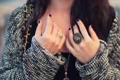 10 fashion tips για να φορέσετε μια πλεκτή ζακέτα