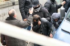 Γιούχα,δάκρυα και χειροκροτήματα για τους αστυνομικούς του κυκλώματος ναρκωτικών - Δείτε βίντεο!