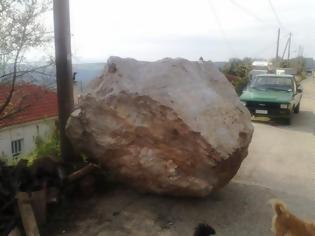 Φωτογραφία για ΑΧΑΪΑ: Τεράστιος βράχος απείλησε ένα ολόκληρο χωριό