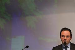 «Ένοχος ή εξιλαστήριο θύμα ο Παπακωνσταντίνου;» αναρωτιέται ο Economist