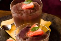 Mousse σοκολάτας με λικέρ πορτοκάλι και φράουλες