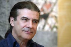 Οι βουλευτές του ΣΥΡΙΖΑ έχουν όλοι στυλιάρια,καφάσια με άδεια μπουκάλια και μάσκες?