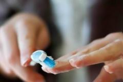 Καθαρίστε τα νύχια σας και εξαφανίστε την κιτρινίλα χωρίς κόστος!
