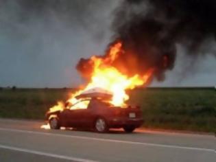 Φωτογραφία για Αυτοκίνητο πήρε φωτιά εν κινήσει!