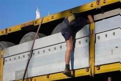 Πάτρα: Ρισκάρουν τη ζωή τους για να περάσουν στην Ιταλία - Μετανάστες τρυπώνουν από πορτ - παγκάζ μέχρι δεξαμενές καυσίμων!