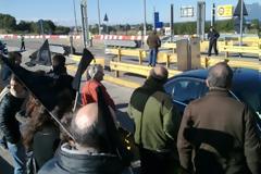 Πάτρα: Άνοιξαν οι μπάρες στα διόδια - Μαύρες σημαίες ενάντια στην κοροϊδία