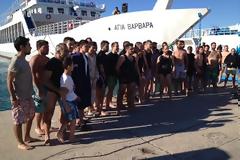 Πάτρα: Πολλοί νέοι βούτηξαν στη θάλασσα για να πιάσουν τον σταυρό
