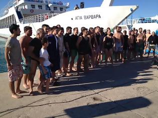Φωτογραφία για Πάτρα: Πολλοί νέοι βούτηξαν στη θάλασσα για να πιάσουν τον σταυρό