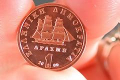 Ευρώ ή Δραχμή; Πολυκατοικία ή μονοκατοικία;