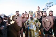 Πάτρα: Βούτηξε και ο Γιαγκόναν για τον σταυρό