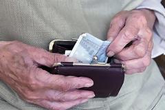 ΠΡΩΤΟΦΑΝΗΣ ΑΛΗΤΕΙΑ.. Κλέβουν ακόμα 20% από τις συντάξεις άνω των 1000 ευρώ!