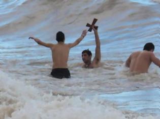 Φωτογραφία για Αιγείρα: Έπεσαν να πιάσουν τον σταυρό στη φουρτουνιασμένη θάλασσα