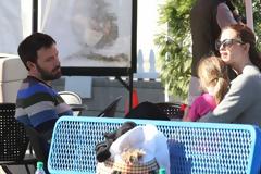 Ben Affleck – Jennifer Garner: Άρχισαν τη χρονιά με οικογενειακή εξόρμηση για πατινάζ