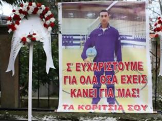 Φωτογραφία για Φίλοι και συγγενείς είπαν το τελευταίο ''αντίο'' στον Νίκο Σαμαρά