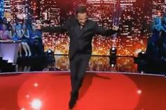 Χόρεψε συρτάκι ενώπιον 5.000.000 τηλεθεατών [Video]