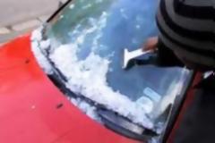Πως να καθαρίσετε τον πάγο από το παρμπρίζ του αυτοκινήτου