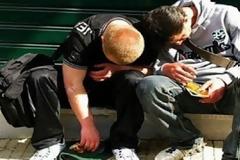 Huffington Post..Θερίζει ο θάνατος στα στενά της Αθήνας