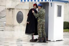 Με κάπα οι Εύζωνες στο Σύνταγμα