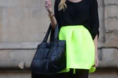 Fashion trend: Neon style ακόμη και στις χειμωνιάτικες εμφανίσεις