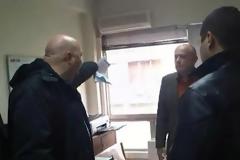 Παρέμβαση βουλευτών Χρυσής Αυγής στα κεντρικά της ΔΕΗ [video]