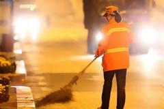Εκατομμυριούχος έγινε καθαρίστρια για να δώσει το... παράδειγμα!