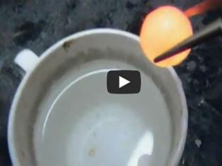Φωτογραφία για Τι θα συμβεί αν ρίξεις μια καυτή μπάλα νικελίου σε νερό; [video]
