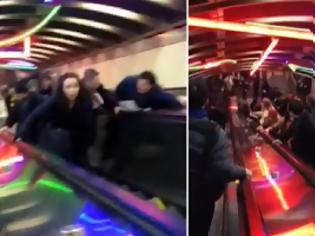 Φωτογραφία για Απίστευτο βίντεο: Κυλιόμενες σκάλες στο μετρό άλλαξαν κατεύθυνση-Πανικοβλήθηκαν οι επιβάτες