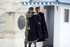 Το χιονισμένο κέντρο της Αθήνας και ο εύζωνας