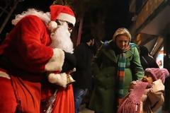 Ταχυδρόμος μετέφερε με τρακτέρ χριστουγεννιάτικα δώρα σε παιδιά της ορεινής Σερβίας