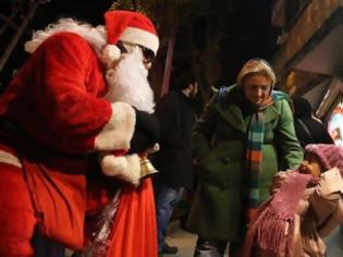 Φωτογραφία για Ταχυδρόμος μετέφερε με τρακτέρ χριστουγεννιάτικα δώρα σε παιδιά της ορεινής Σερβίας