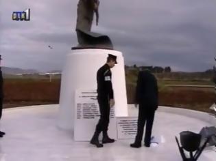Φωτογραφία για Βίντεο - Σοκ: Ο υπ. Άμυνας της Κύπρου πέταξε την Ελληνική και Κυπριακή Σημαία στο έδαφος σα να ήταν πατσαβούρι!