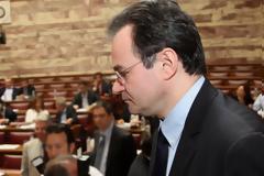 Ούτε ένας δεν τον στηρίζει! Για 300 «ναι στην παραπομπή» πάει ο Παπακωνσταντίνου