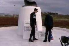 Ο υπ. Άμυνας της Κύπρου πέταξε την Ελληνική και Κυπριακή Σημαία στο έδαφος (Βίντεο)