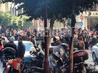 Φωτογραφία για Τα ΜΑΤ..διέλυσαν την συγκέντρωση αντιεξουσιαστών έξω από το υπουργείο Οικονομικών.