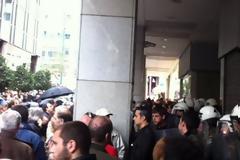 Μικροένταση έξω από το υπουργείο Οικονομικών