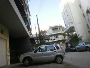 Φωτογραφία για Παρκαρίσματα αυτοκινήτων φράζουν το πεζοδρόμιο στα Τρίκαλα