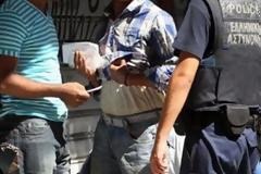 Wall Street Journal: «Στην Ελλάδα αστυνομικοί κλέβουν χρήματα και κινητά απο... μετανάστες»!