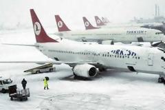 «Παρέλυσε» η Κωνσταντινούπολη από τις έντονες χιονοπτώσεις - Νέες ακυρώσεις πτήσεων