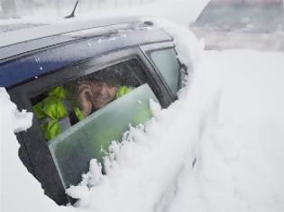 Φωτογραφία για Ρουμανία: Εκατοντάδες άνθρωποι απεγκλωβίστηκαν από βυθισμένες στο χιόνι περιοχές