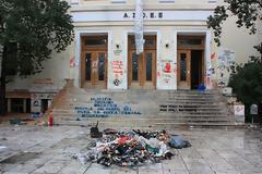 Καταστροφές από κουκουλοφόρους στο Οικονομικό Πανεπιστήμιο Αθηνών..Τώρα θυμήθηκε η Πρυτανεία να ζητήσει την προστασία της πολιτείας.