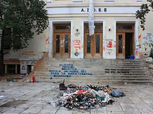 Φωτογραφία για Καταστροφές από κουκουλοφόρους στο Οικονομικό Πανεπιστήμιο Αθηνών..Τώρα θυμήθηκε η Πρυτανεία να ζητήσει την προστασία της πολιτείας.