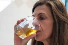 Δεν θα πιστεύετε τι πίνει καθημερινά αυτή η γυναίκα!
