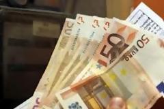 Αναγνώστρια μας περιγράφει πως οι δημόσιες υπηρεσίες την έχουν κάνει μπαλάκι -όπως χαρακτηριστικά αναφέρει- προκειμένου να πληρώσει το χρέος της στο χαράτσι. Από ΔΕΗ σε ΔΟΥ...