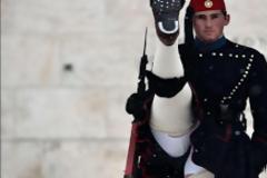 O Guardian φωτογραφίζει τα απόκρυφα τσολιά στο Σύνταγμα
