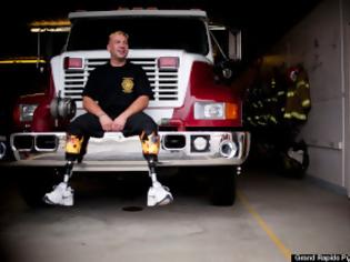 Φωτογραφία για Η συγκινητική ιστορία του πυροσβέστη που έχασε τα πόδια του...