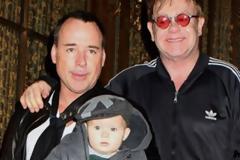 Ο Elton John και ο σύζυγός του έγιναν μπαμπάδες για δεύτερη φορά
