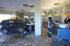 Τραυματισμοί και υλικές ζημιές όταν όχημα κατέληξε εντός τράπεζας στη Λευκωσία