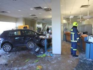 Φωτογραφία για Τραυματισμοί και υλικές ζημιές όταν όχημα κατέληξε εντός τράπεζας στη Λευκωσία