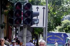 Άγριος ξυλοδαρμός οδηγού που περίμενε στο φανάρι