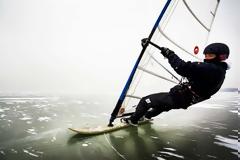Windsurfing πάνω σε παγωμένη λίμνη!